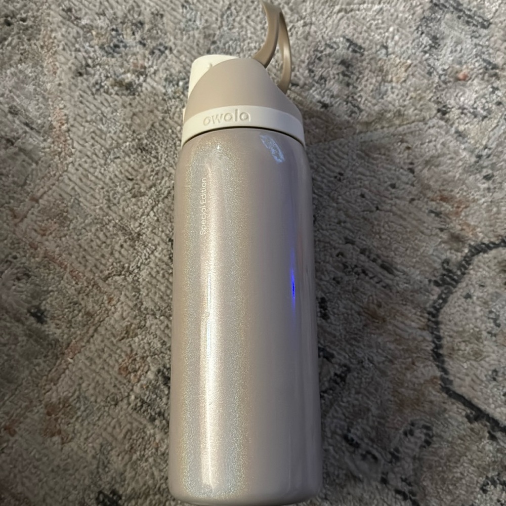 Owala 32 oz. FreeSip Stainless Steel Water Bottle - Merry and Bright Collection